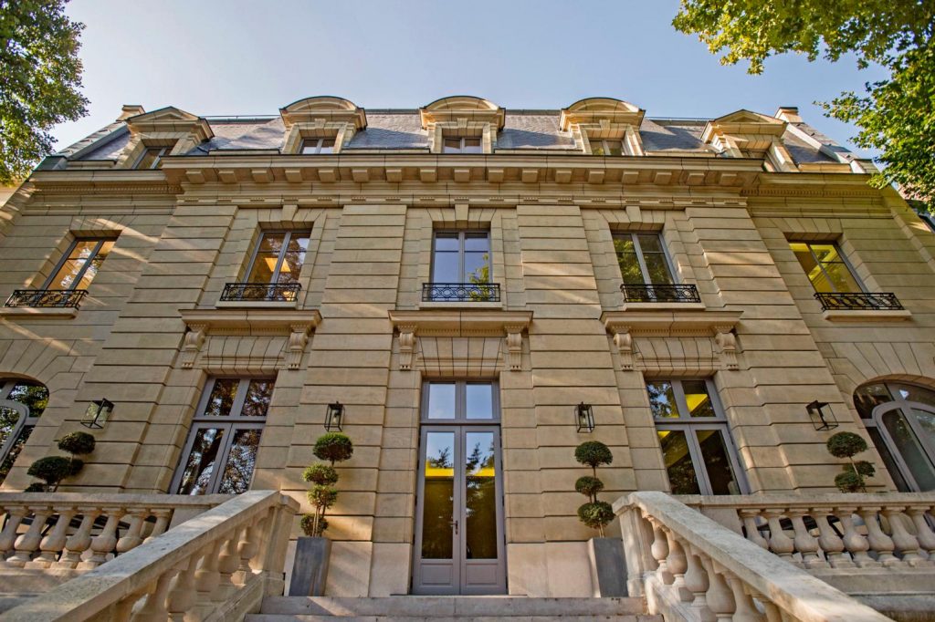 Façade de l’hôtel particulier vue depuis le perron, cadre de la journée d’étude de KPMG organisée par Weevup