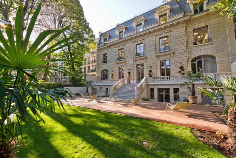 Jardin privatif et façade de l’hôtel particulier choisi pour la réunion des managers de KPMG