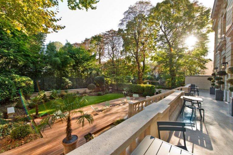 Terrasse et jardin de l’hôtel particulier où les managers de KPMG faisaient leurs pauses