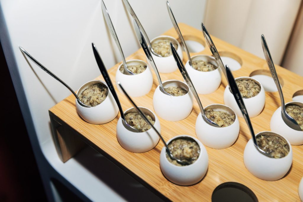 Coupelles apéritives servies avec leur cuillère sur un support en bois, soirée d’entreprise CMG Consulting organisée par Weevup à Paris