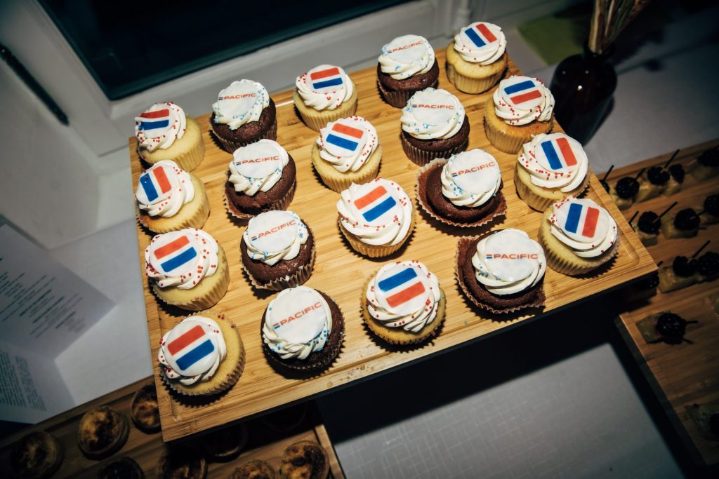 Cupcakes décorés au logo de la nouvelle marque sur le buffet de la soirée Groupe Atlantic, organisée par Weevup
