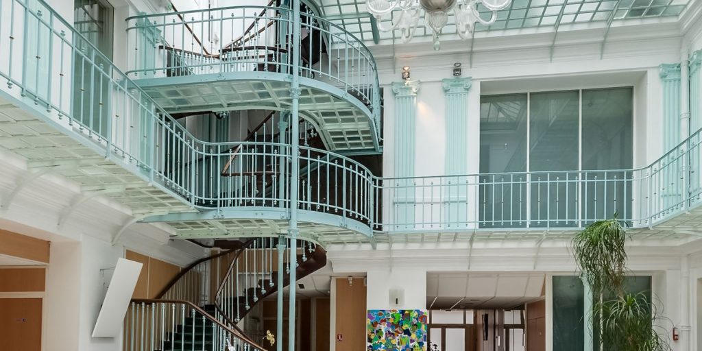 Escalier en colimaçon et galeries métalliques de l’atrium, lieu de la convention EIT Manufacturing organisée par Weevup