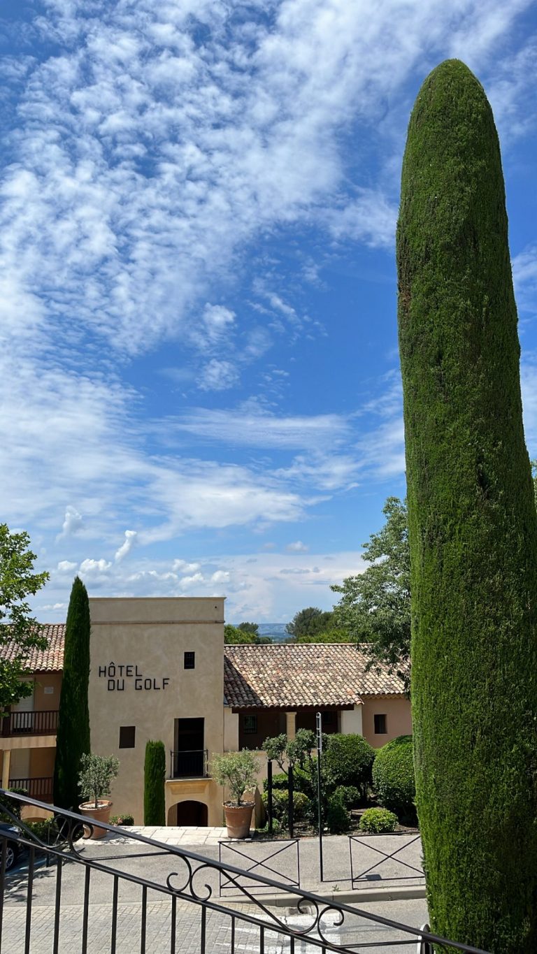 Entrée de l’Hôtel du Golf et grand cyprès, à Pont Royal en Provence, pendant le séminaire d’un groupe bancaire