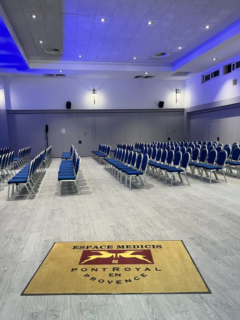 Salle plénière de l’Espace Médicis, à Pont Royal en Provence, préparée pour le séminaire d’un groupe bancaire