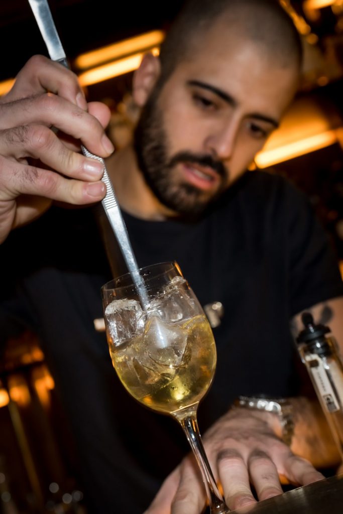 Barman préparant un cocktail à la cuillère pendant l’afterwork Deeplife, dans un bar privatisé du 9e arrondissement de Paris