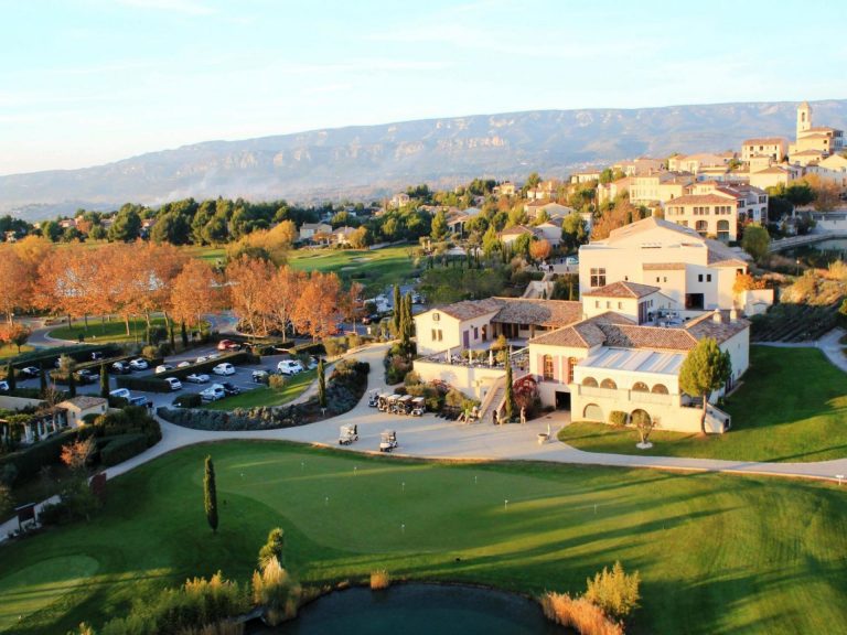 Le domaine de Pont Royal en Provence, ses bâtisses, son golf et les collines, cadre du séminaire résidentiel d’un groupe bancaire