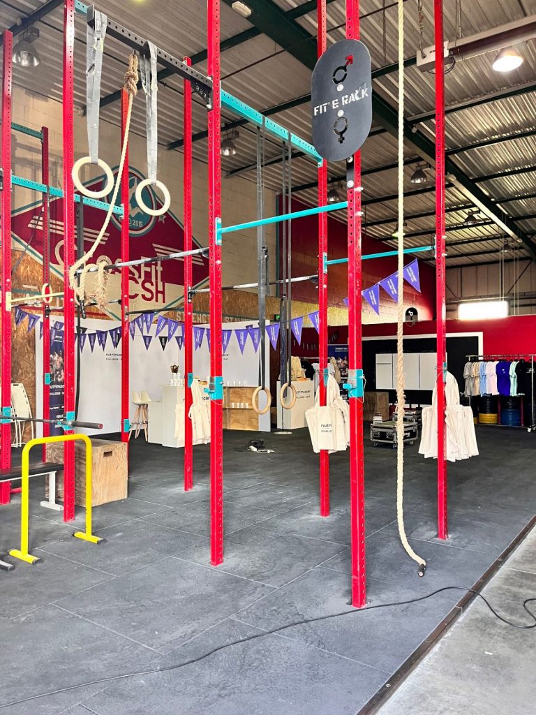 Agrès de CrossFit, anneaux et corde, devant l’espace Nutrimuscle installé pour la journée de lancement organisée par Weevup