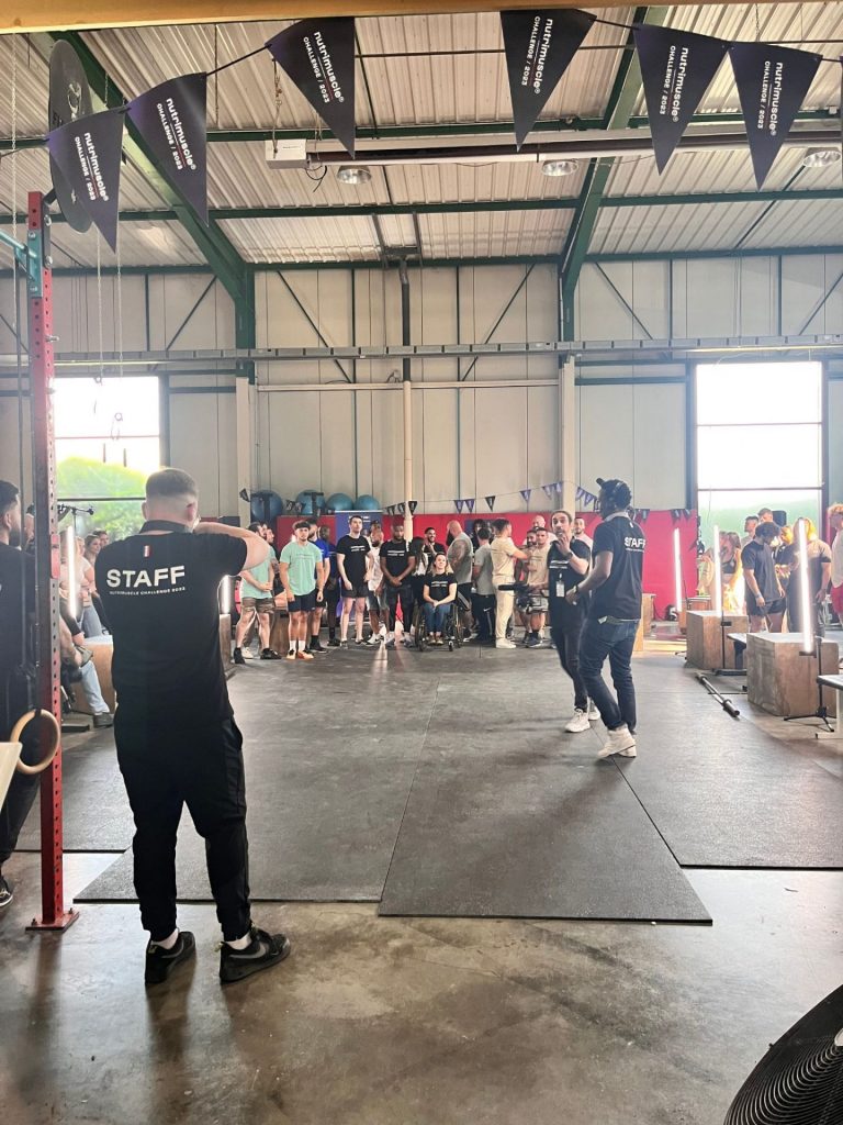 Athlètes en démonstration sportive devant les participants de la journée Nutrimuscle