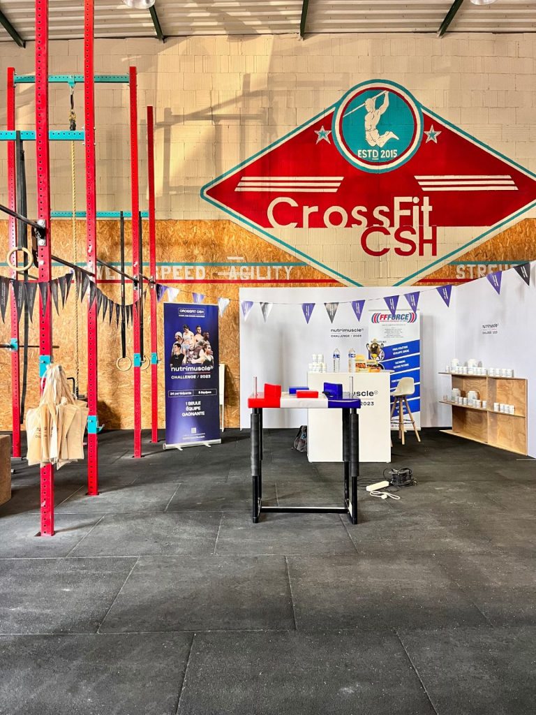 Stand Nutrimuscle avec kakémonos et table de présentation installé dans la salle CrossFit CSH