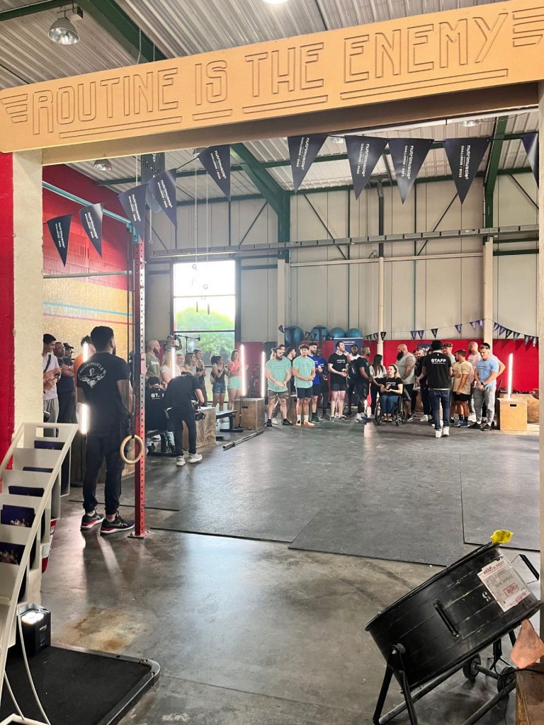 Public rassemblé dans la salle de CrossFit, sous les fanions de la marque, pendant la journée de lancement Nutrimuscle organisée par Weevup