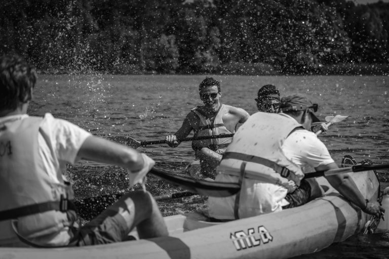 Collaborateurs d’EPI 94 pagayant en kayak sur le lac de l’île de loisirs de Jablines-Annet, en noir et blanc