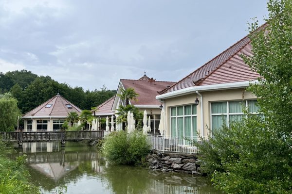 Maisons sur pilotis au Zoo de Beauval pour le séminaire Groupe Bancaire Ouest