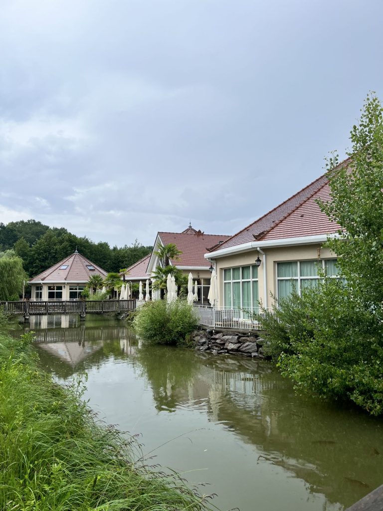 Bâtiments aux toits de tuiles au bord d’un plan d’eau, à Beauval, pendant le séminaire d’un groupe bancaire organisé par Weevup