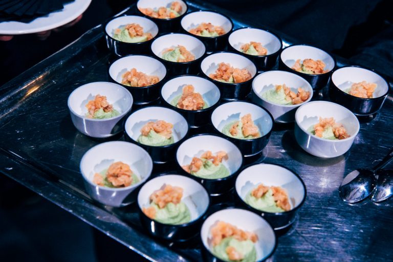 Verrines blanches garnies de crème verte et de dés orangés, servies lors de la soirée Hanwha Techwin