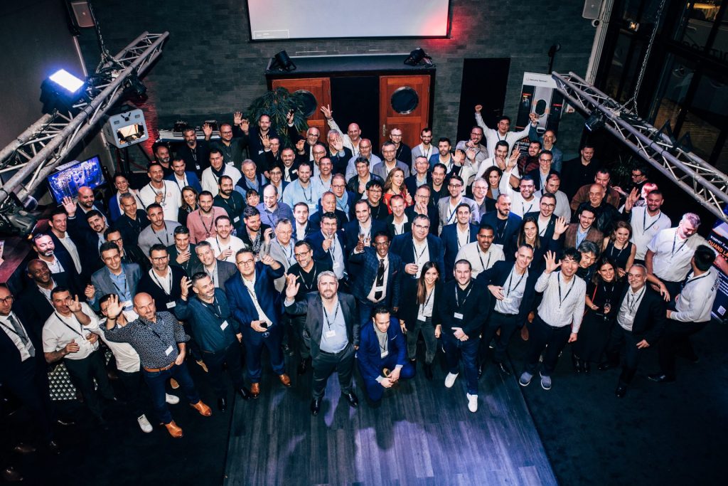 Photo de groupe des collaborateurs et clients d’Hanwha Techwin, prise d’en haut, pendant la soirée organisée par Weevup après le salon