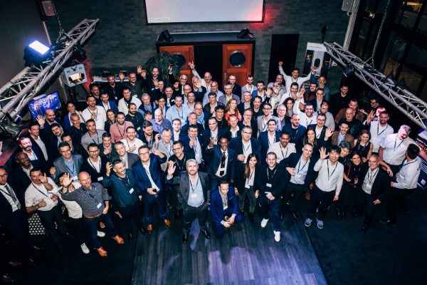 photo de tout les participants dans la salle vu de haut à la soirée HANWHA TECHWIN