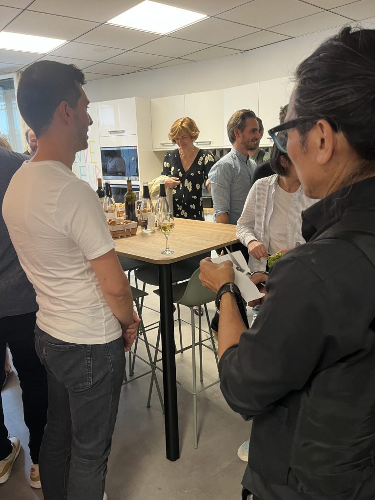 photo des participants autour d'une table à l'afterwork ouicar