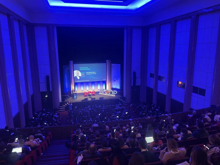 Auditorium rempli face à la scène et à son grand écran pendant la convention annuelle de l’AFCDP