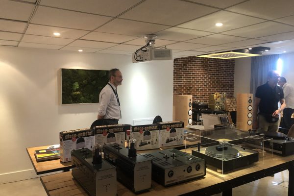 photo des tables de mixages et objets sonore en tout genre au salon publison