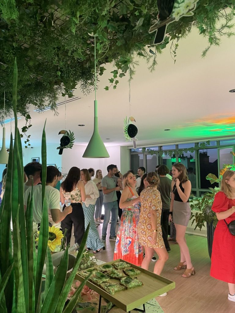 photo de la salle decoree avec son exterieur et les participants pendant l'afterwork havea group