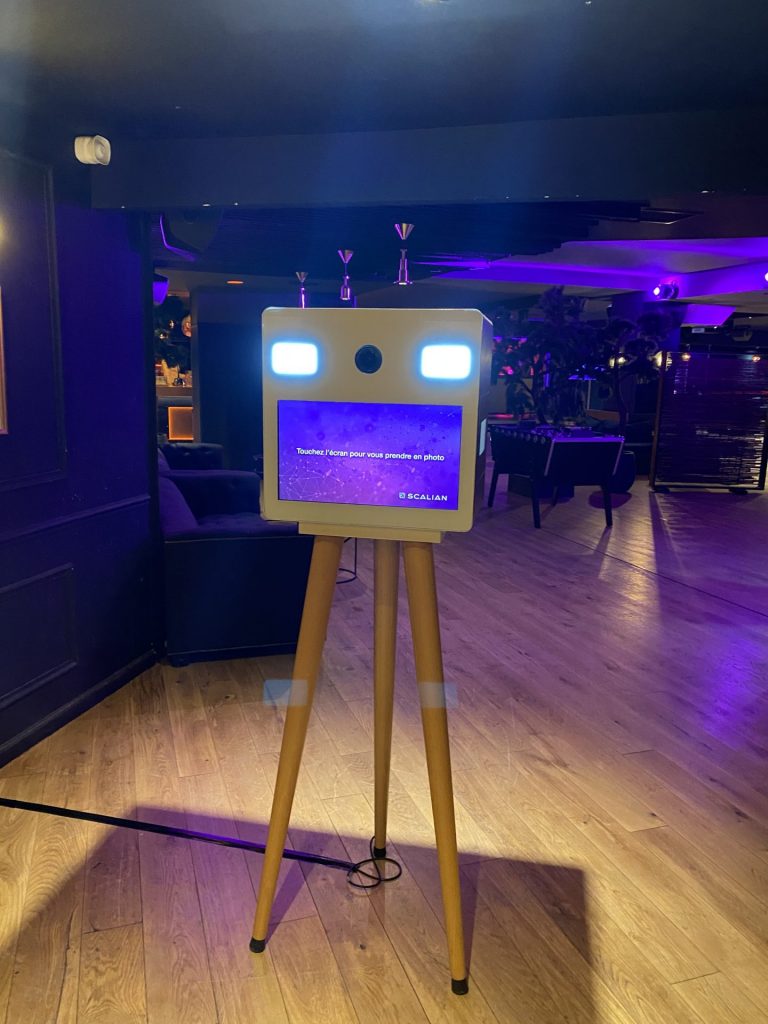 Photomaton sur trépied installé dans la salle de la soirée cocktail Scalian, organisée par Weevup à Paris
