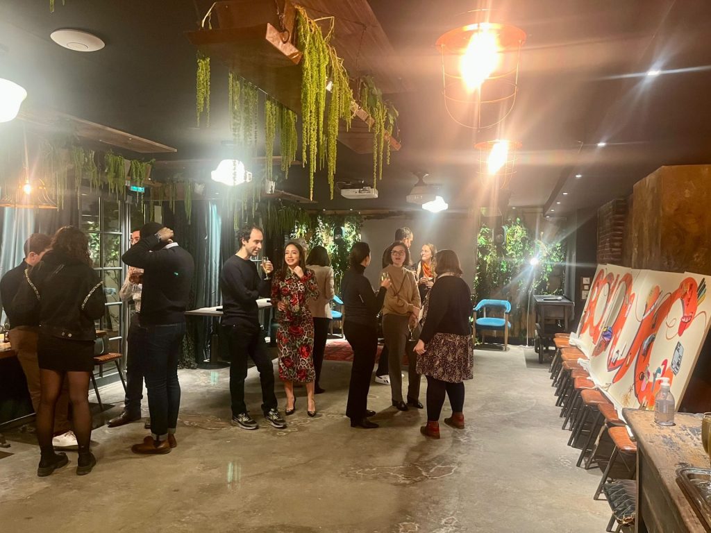 photo de nuit des participants à la soirée hermès à l'exterieur