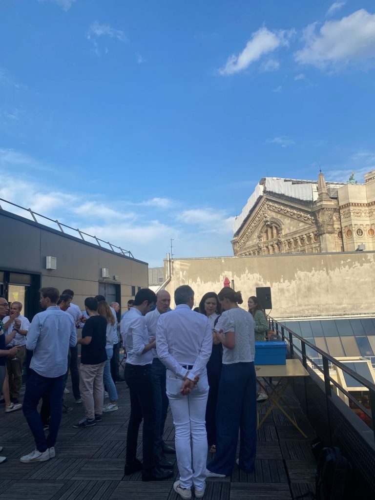 Participants réunis sur le rooftop des bureaux de BP2R en fin de journée, pendant l’afterwork organisé par Weevup