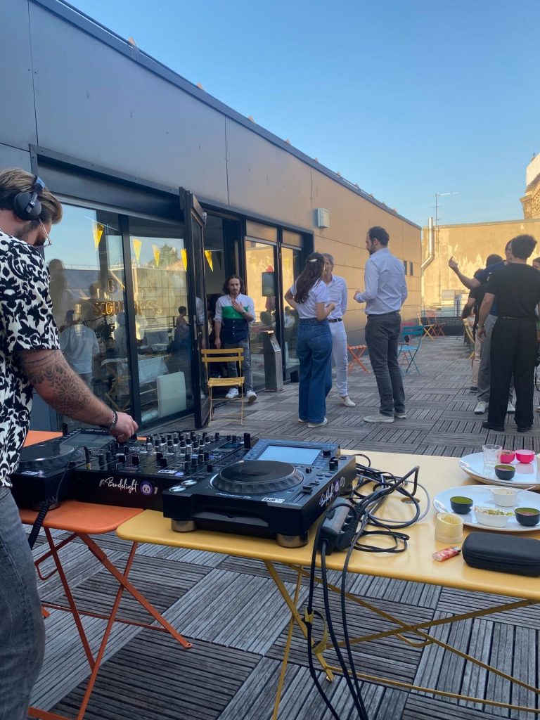 Platines au premier plan et participants sur le rooftop des bureaux de BP2R, pendant l’afterwork organisé par Weevup