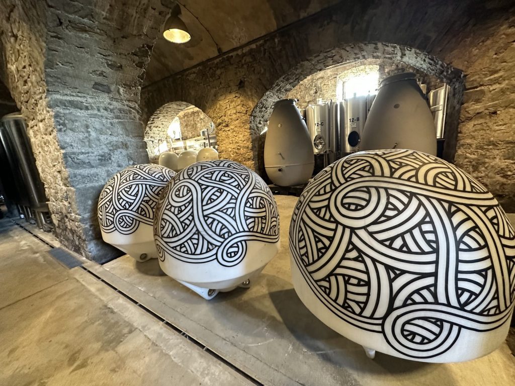 photo de la décoration à l’interieur du chateau, dans le sous sol avec des designs sur des constructions rondes au séminaire HUSQVARNA