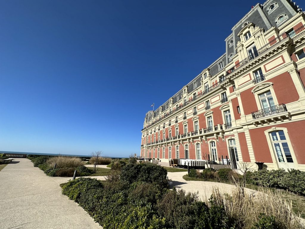 different angle de vue du chateau avec vue sur le jardin et la mer au loin au séminaire HUSQVARNA