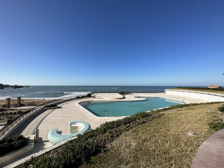 Piscine face à l’océan, à Biarritz, pendant le séminaire Husqvarna