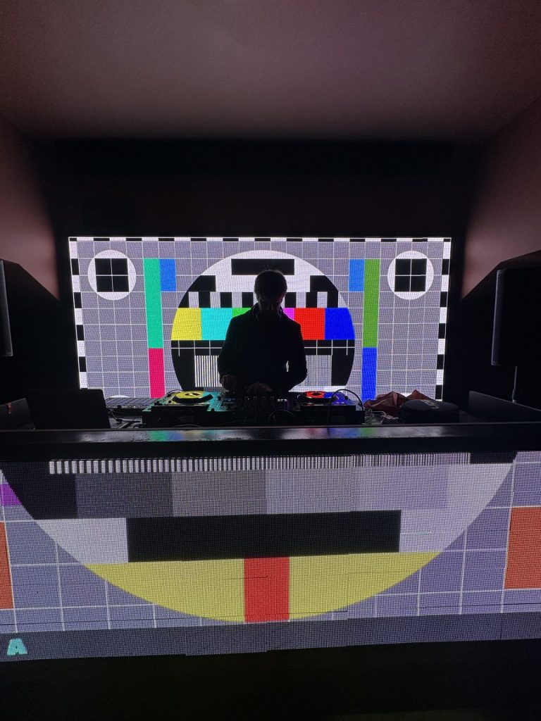photo du dj à la soirée awards scalian avec des effets visuels autour de lui