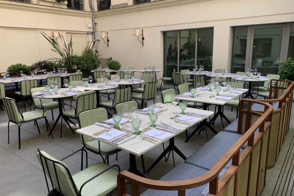photo des tables en exterieur décoré pour la soiree kimpton