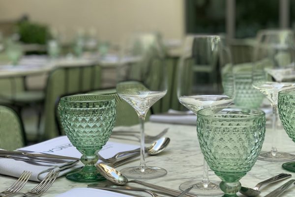photo de la décoration des tables et plateau repas pour la soirée kimpton