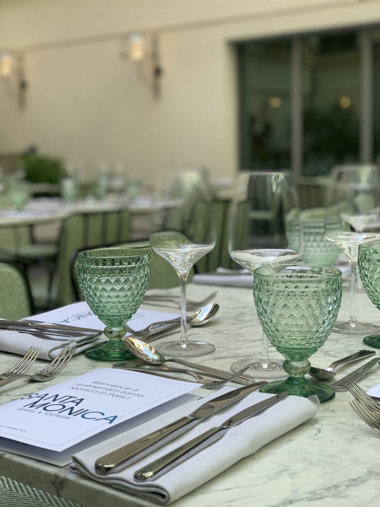 photo de la décoration des tables et plateau repas pour la soirée kimpton