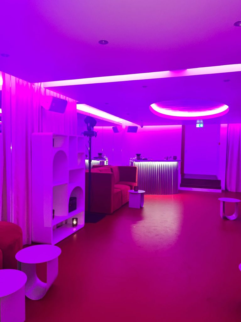 Salle du Studio Nellcote éclairée en rose et violet pour la soirée d’entreprise de CMG Consulting