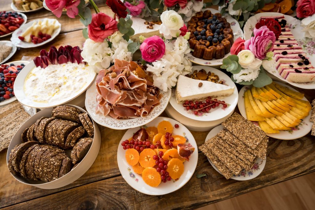 Buffet fleuri de charcuterie, fromages, fruits et gâteaux servi pendant le séminaire international SVR organisé par Weevup à Paris
