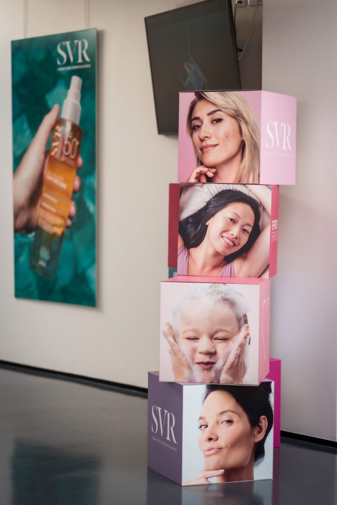 photo des panneaux publicitaires pour le séminaire svr