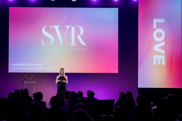Intervenante sur scène devant un grand écran aux couleurs de SVR et une bannière « LOVE », pendant le séminaire international SVR organisé par Weevup à Paris
