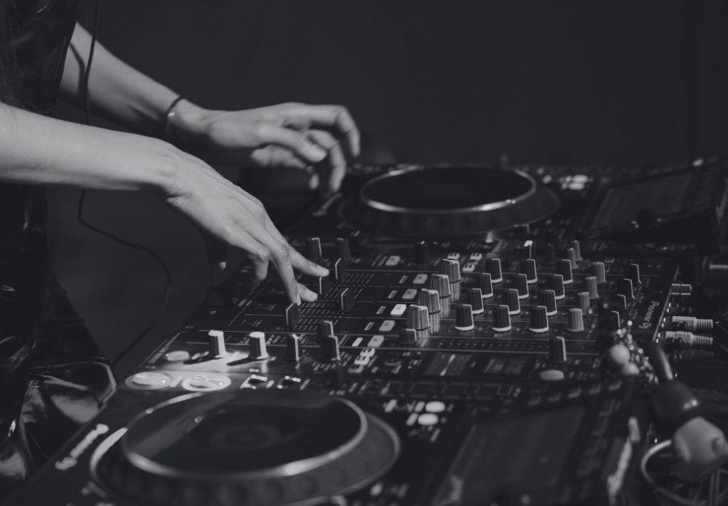 photo en noir et blanc d’une table de mixage a l’afterwork havea group