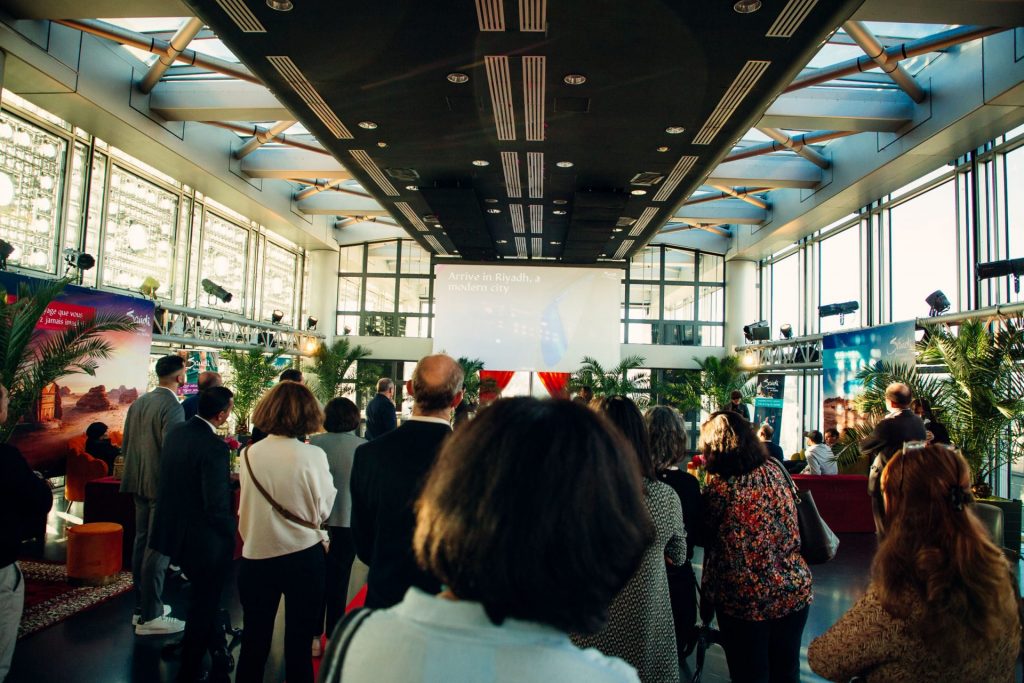 photo des participants regardant vers l’ecran geant de la soiree interface