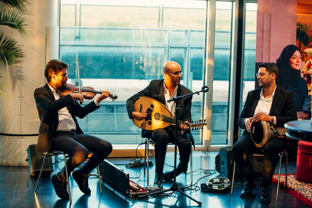 Groupe de musique orientale, violon, oud et percussion, pendant la soirée Interface organisée par Weevup à l’Institut du monde arabe