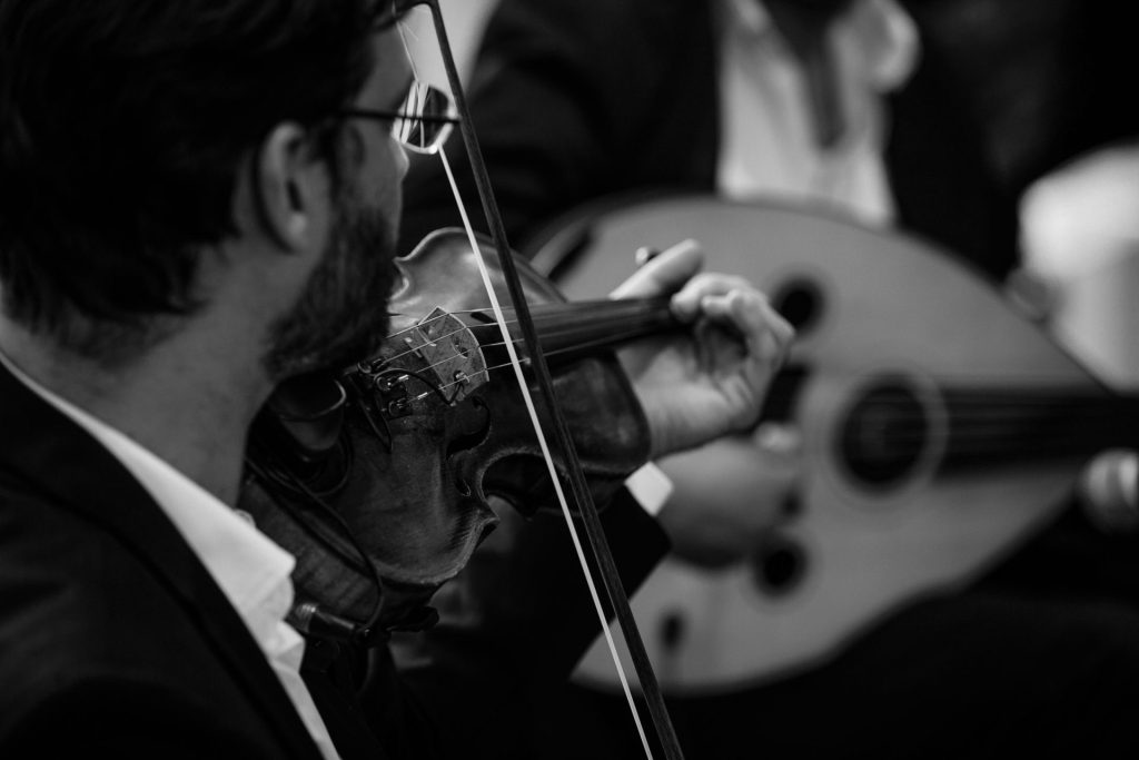 photo en noir et blanc d’un musicien jouant du violon soiree interface