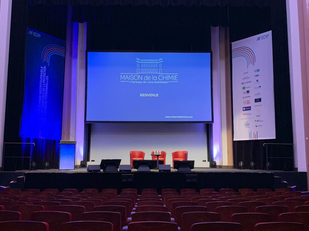 Scène prête avant l’ouverture, encadrée de deux kakémonos aux couleurs de l’événement, pour la convention annuelle de l’AFCDP accompagnée par Weevup