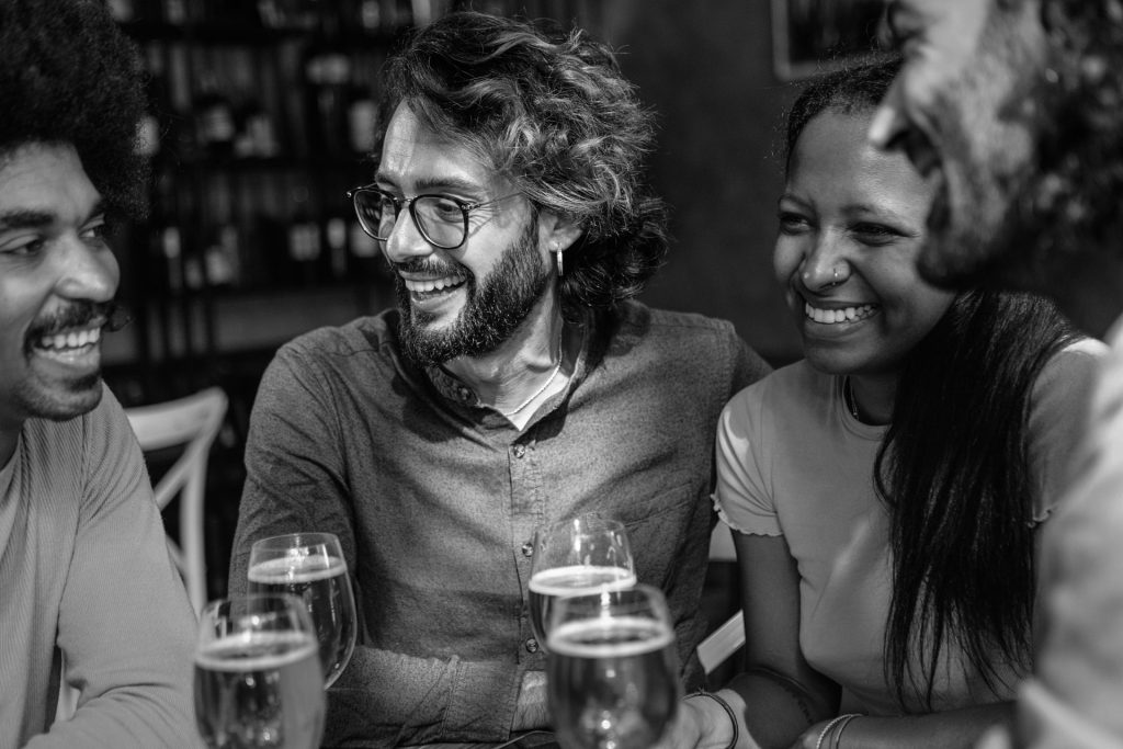 photo en noir et blanc de participant à l’afterwork ouicar