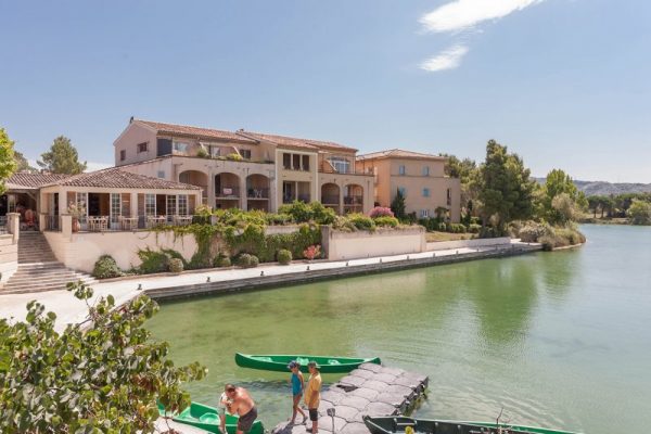 photo de la maison et du lac du séminaire La banque postale