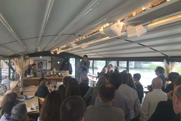 photo de l'interieur du bateau avec un discour et ses participants à l'événement sncf