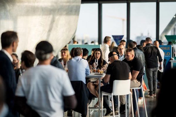 photo des participants assis discutant sur les tables en interieur à la soirée seita