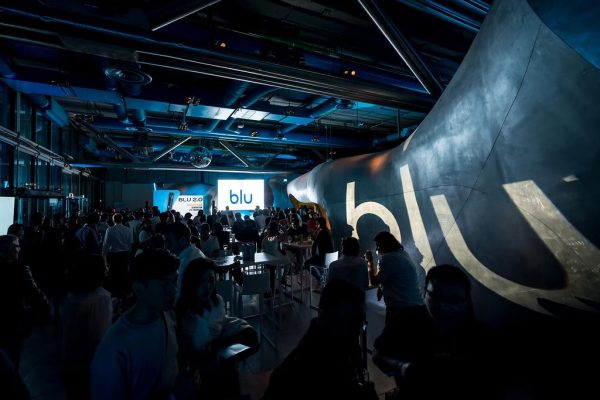 photo de la soirée en interieur avec les participants de la soirée seita