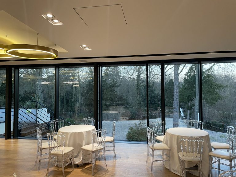 Tables dressées au Pavillon Royal pour la convention 3DS Outscale, vue sur le bois de Boulogne